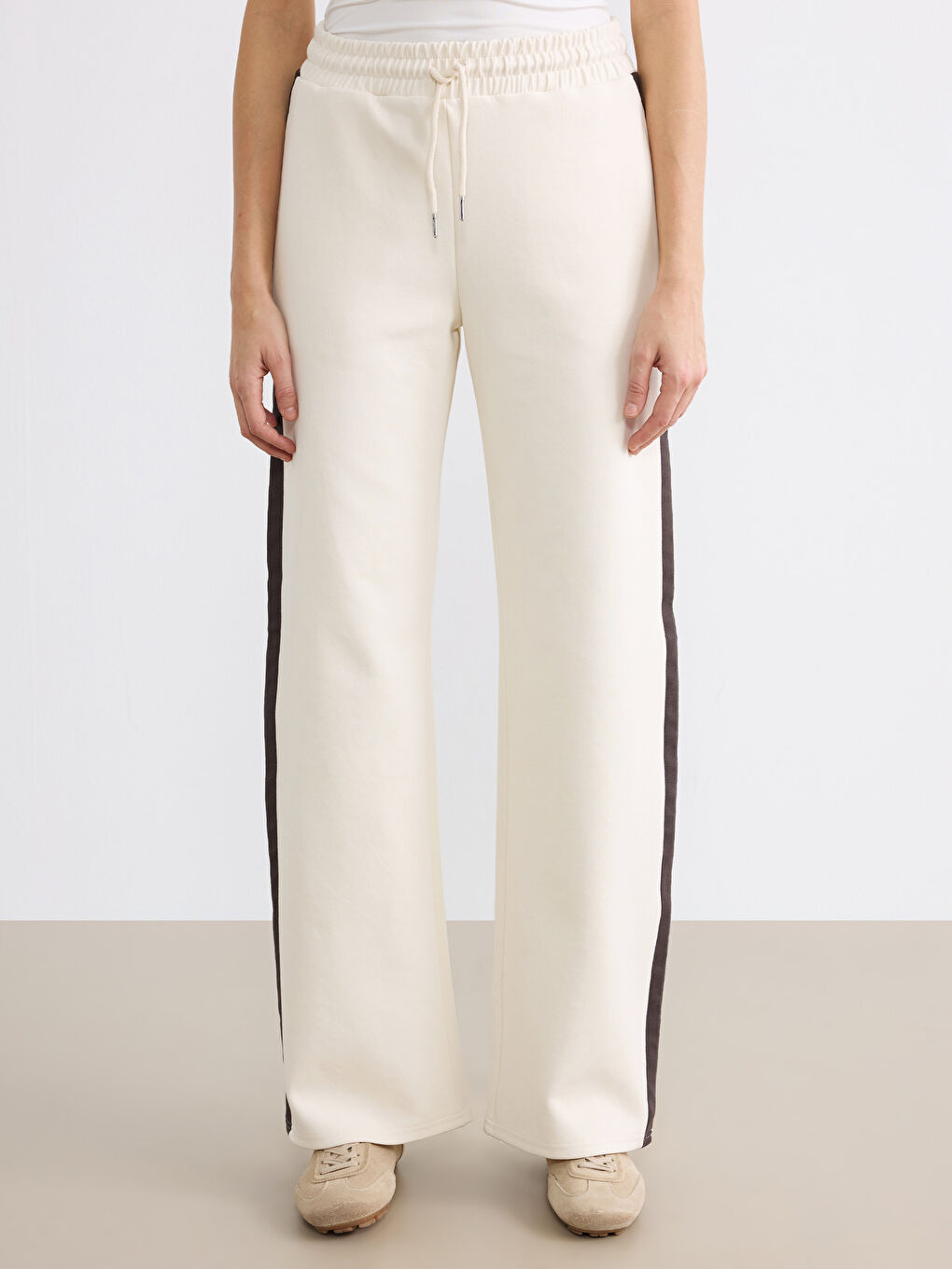Effortless elegance meets everyday comfort in our wide-leg, elastic-waist women's sweatpants.-1