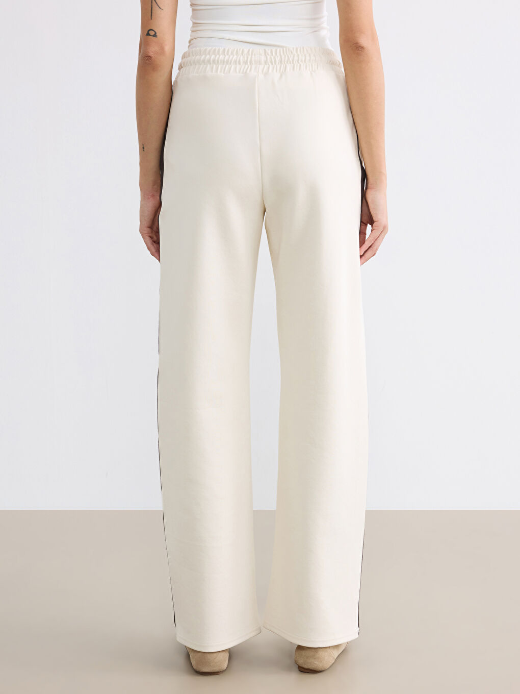 Effortless elegance meets everyday comfort in our wide-leg, elastic-waist women's sweatpants.-3