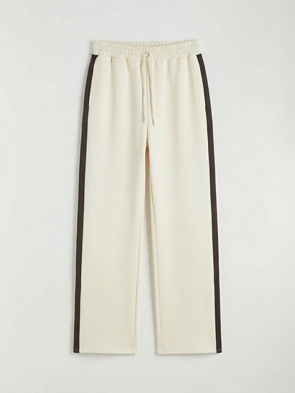 Effortless elegance meets everyday comfort in our wide-leg, elastic-waist women's sweatpants.-4