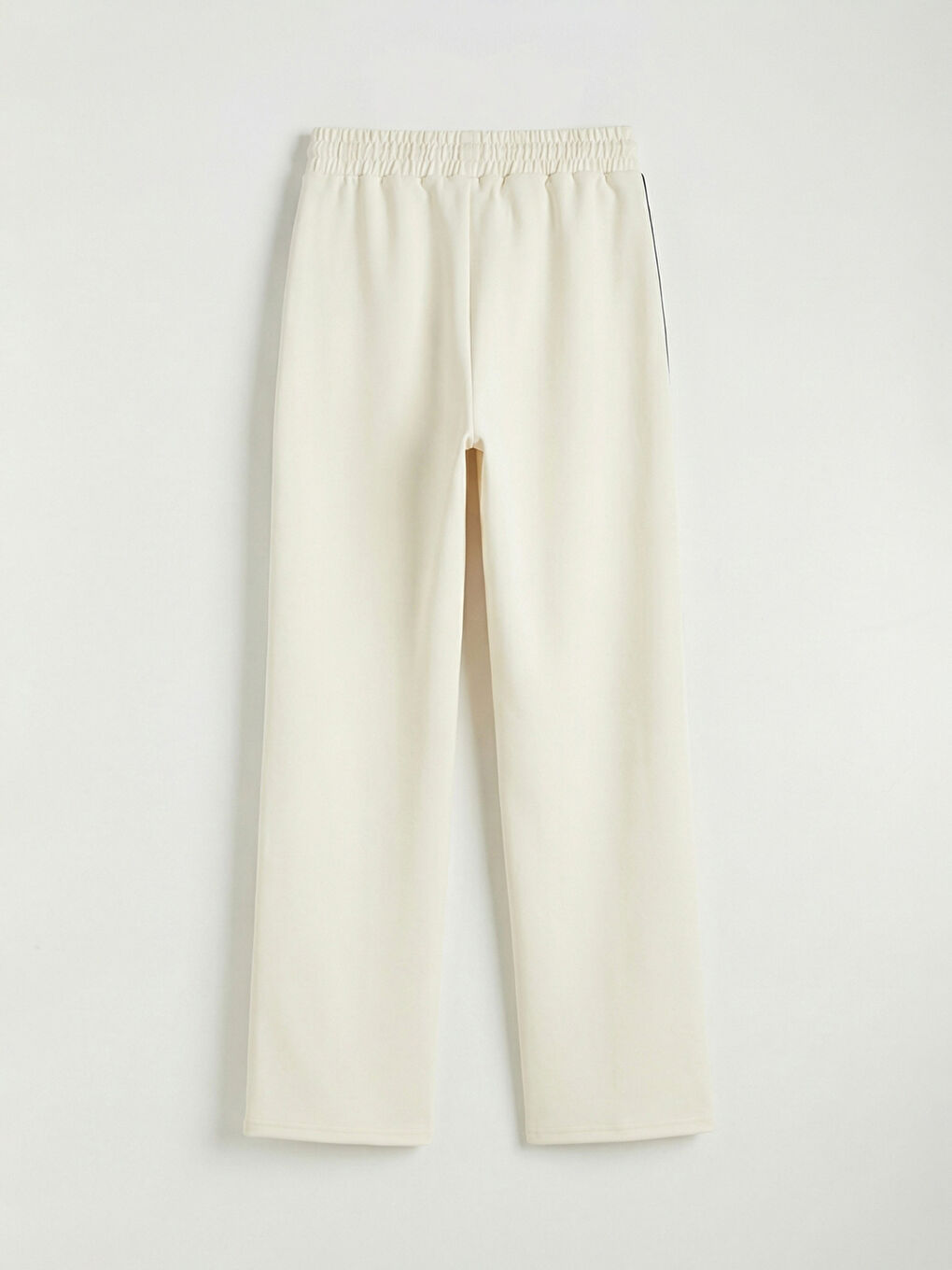 Effortless elegance meets everyday comfort in our wide-leg, elastic-waist women's sweatpants.-5