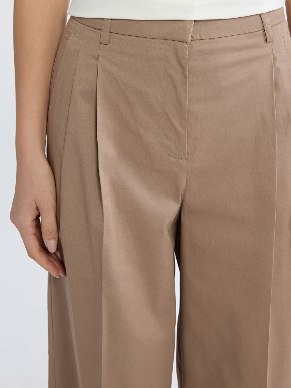 Women's Wide Leg Pleated Trousers in a Relaxed Fit-3