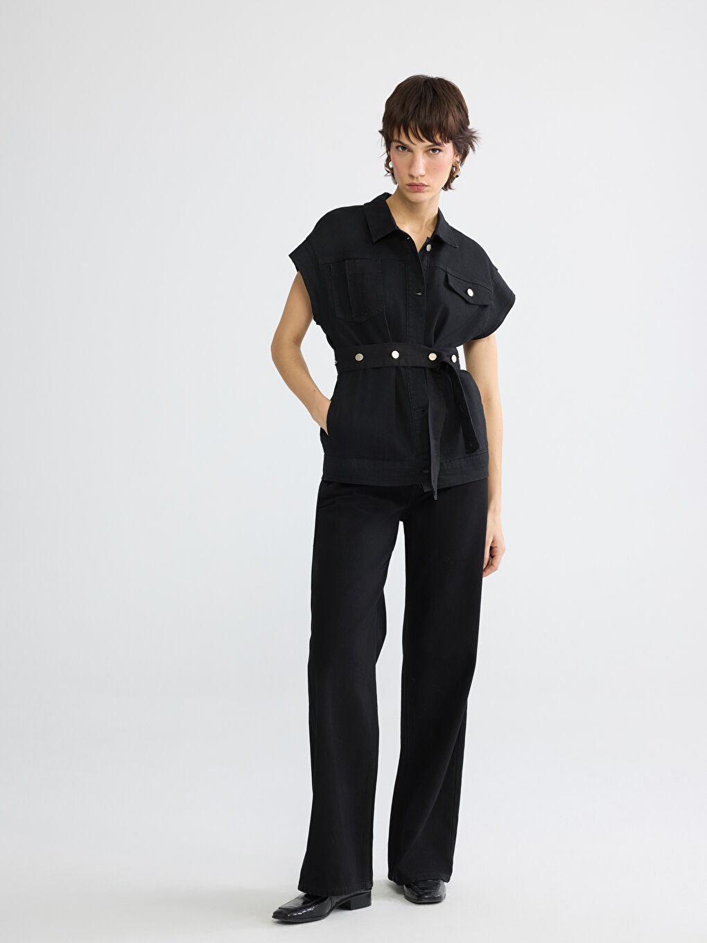 Siyah Gömlek Yaka Kemerli Kadın Jean Yelek-1