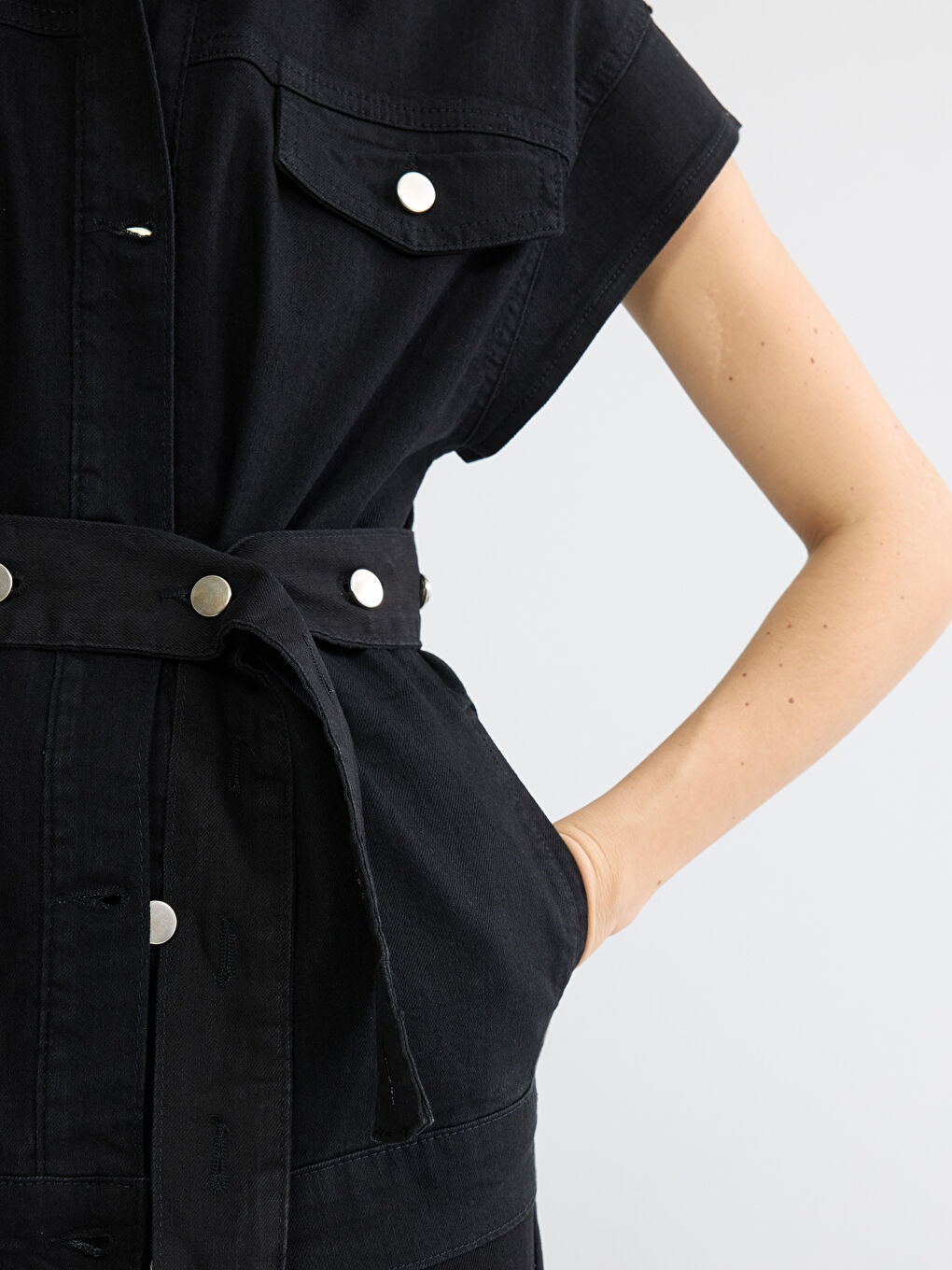 Siyah Gömlek Yaka Kemerli Kadın Jean Yelek-2