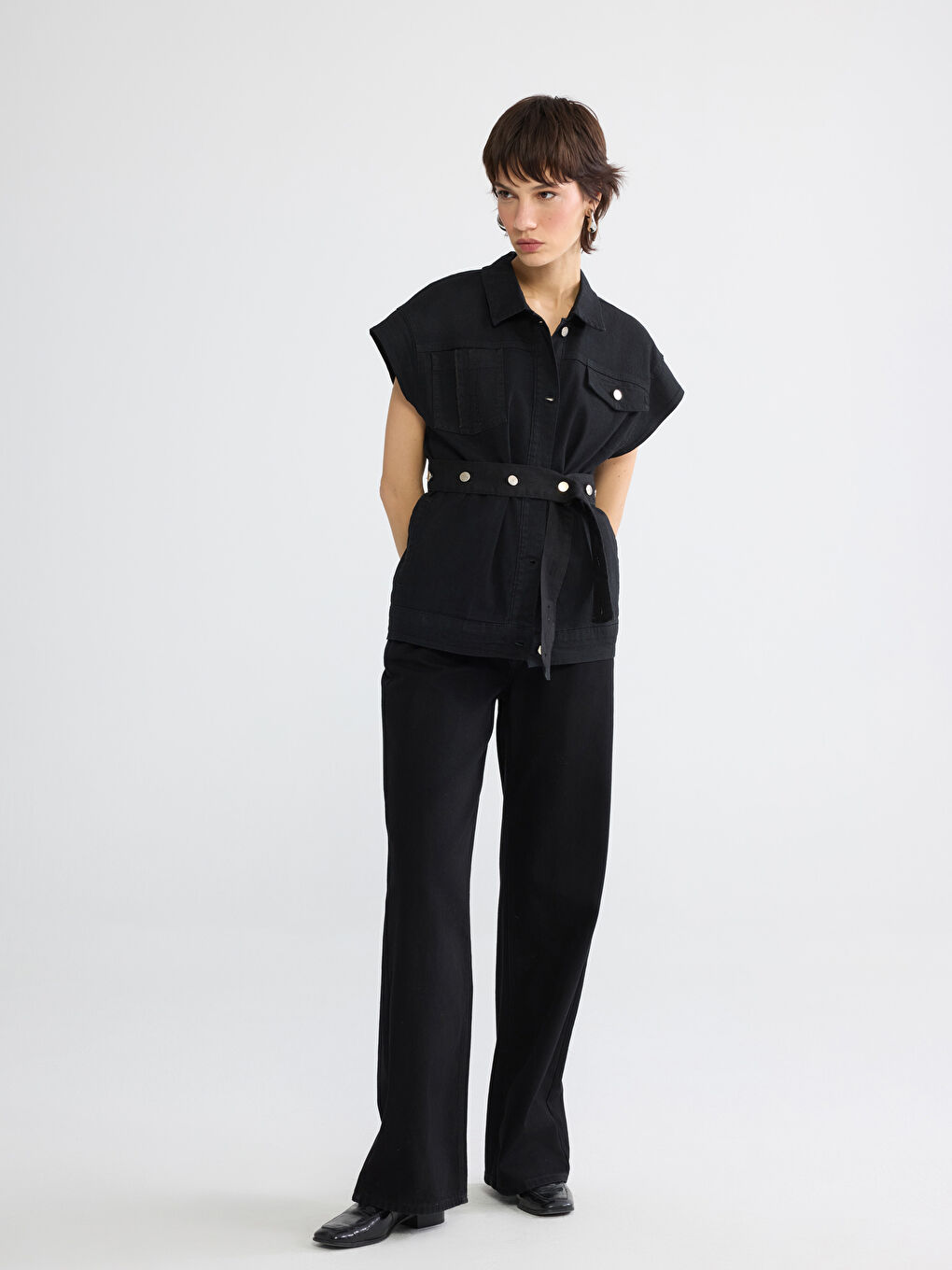 Siyah Gömlek Yaka Kemerli Kadın Jean Yelek-1