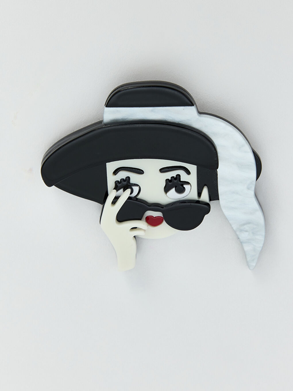 Karışık Şapkalı ve Güneş Gözlüklü Kadın Figürlü Toka