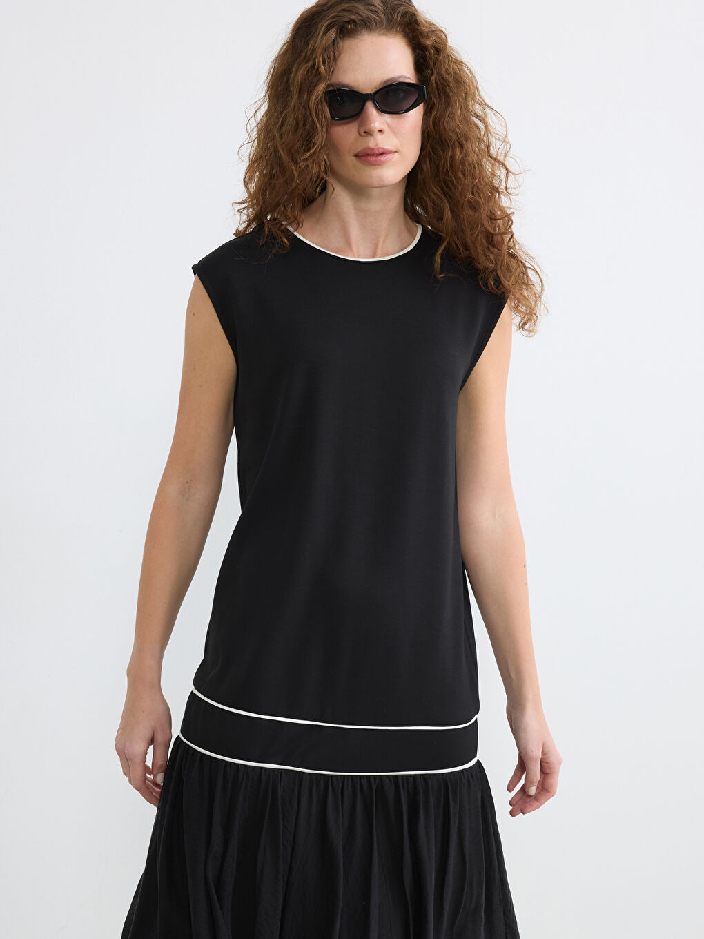 Siyah Bisiklet Yaka Şerit Detaylı Pileli Elbise-1