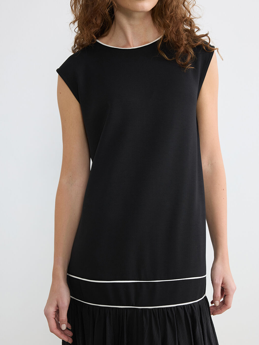 Siyah Bisiklet Yaka Şerit Detaylı Pileli Elbise-2