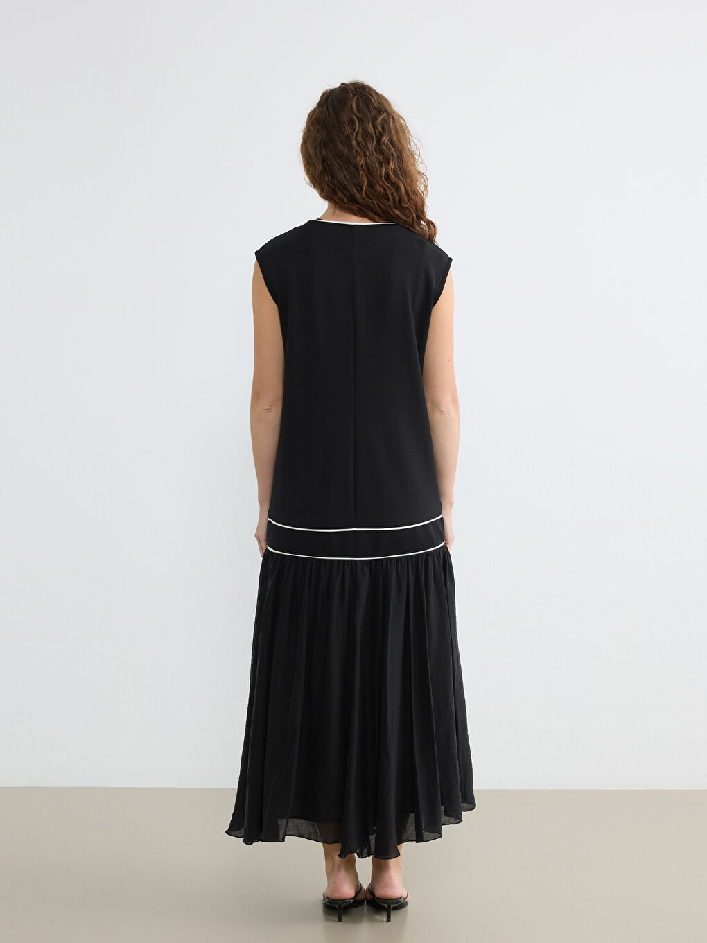 Siyah Bisiklet Yaka Şerit Detaylı Pileli Elbise-3