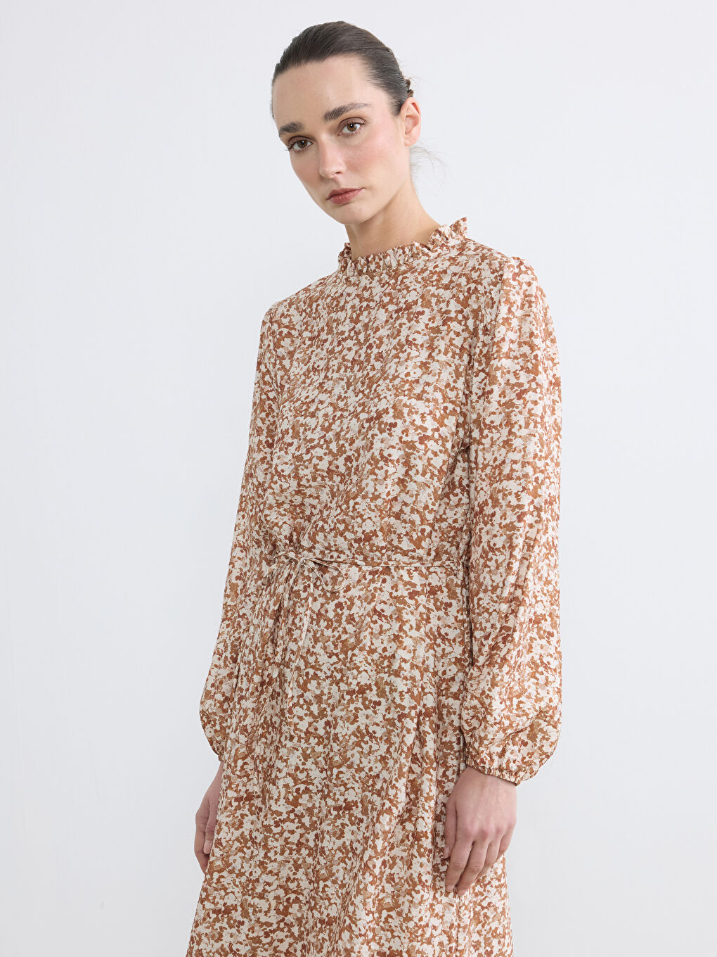 Karışık Fırfırlı Dik Yaka Desenli Katkat Elbise-1