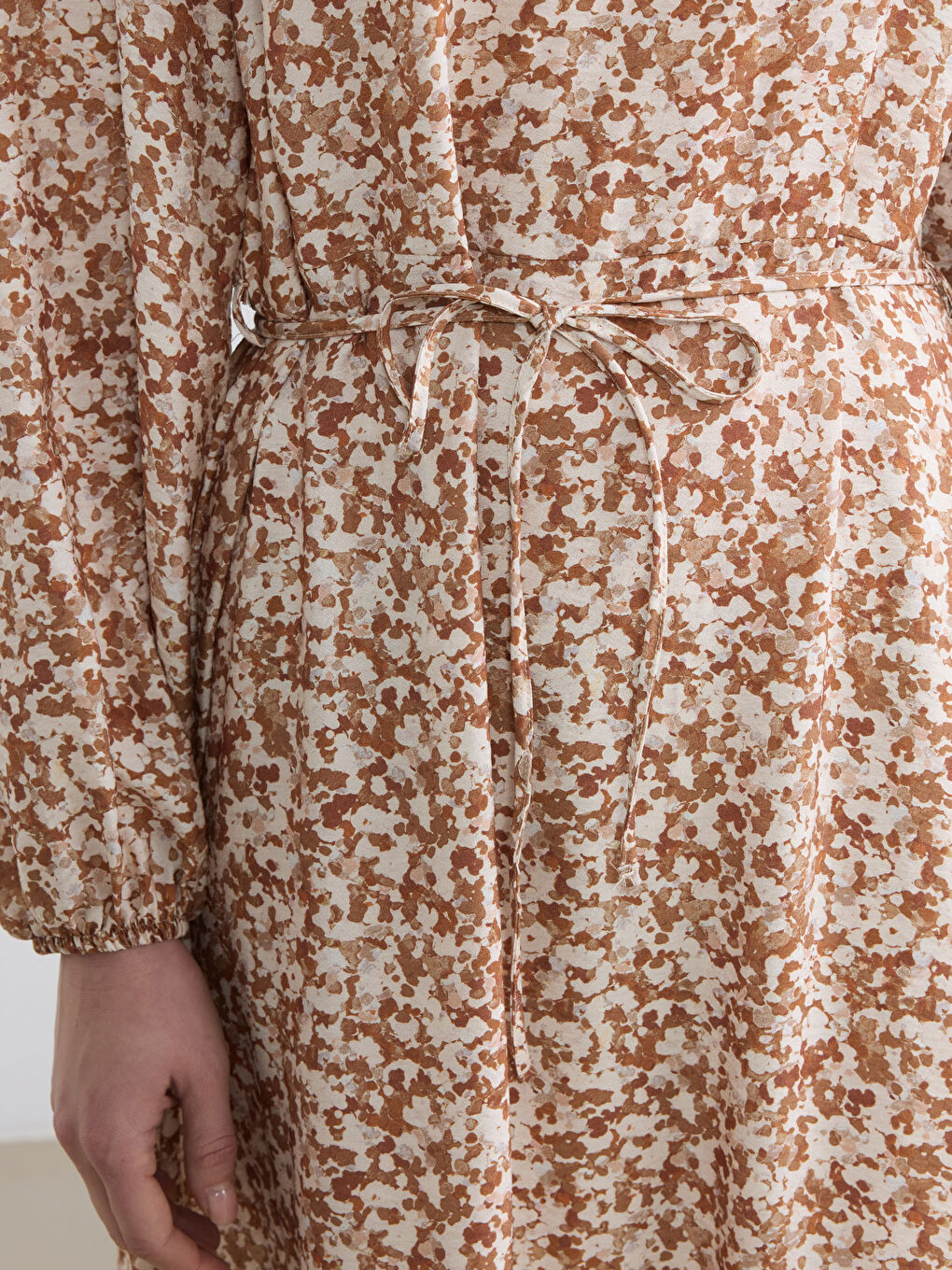 Karışık Fırfırlı Dik Yaka Desenli Katkat Elbise-2