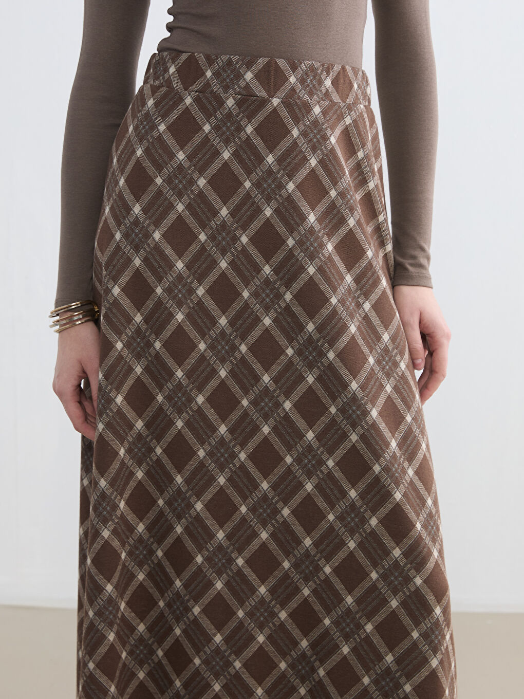 تەنورە قاوه‌یی ژن-2