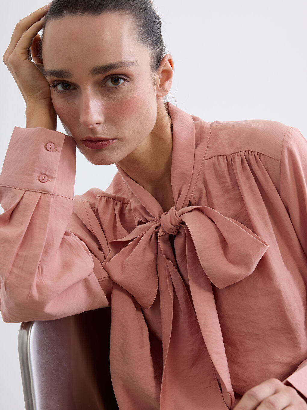 Pembe Fular Yaka Büzgülü Oversize Bluz-2