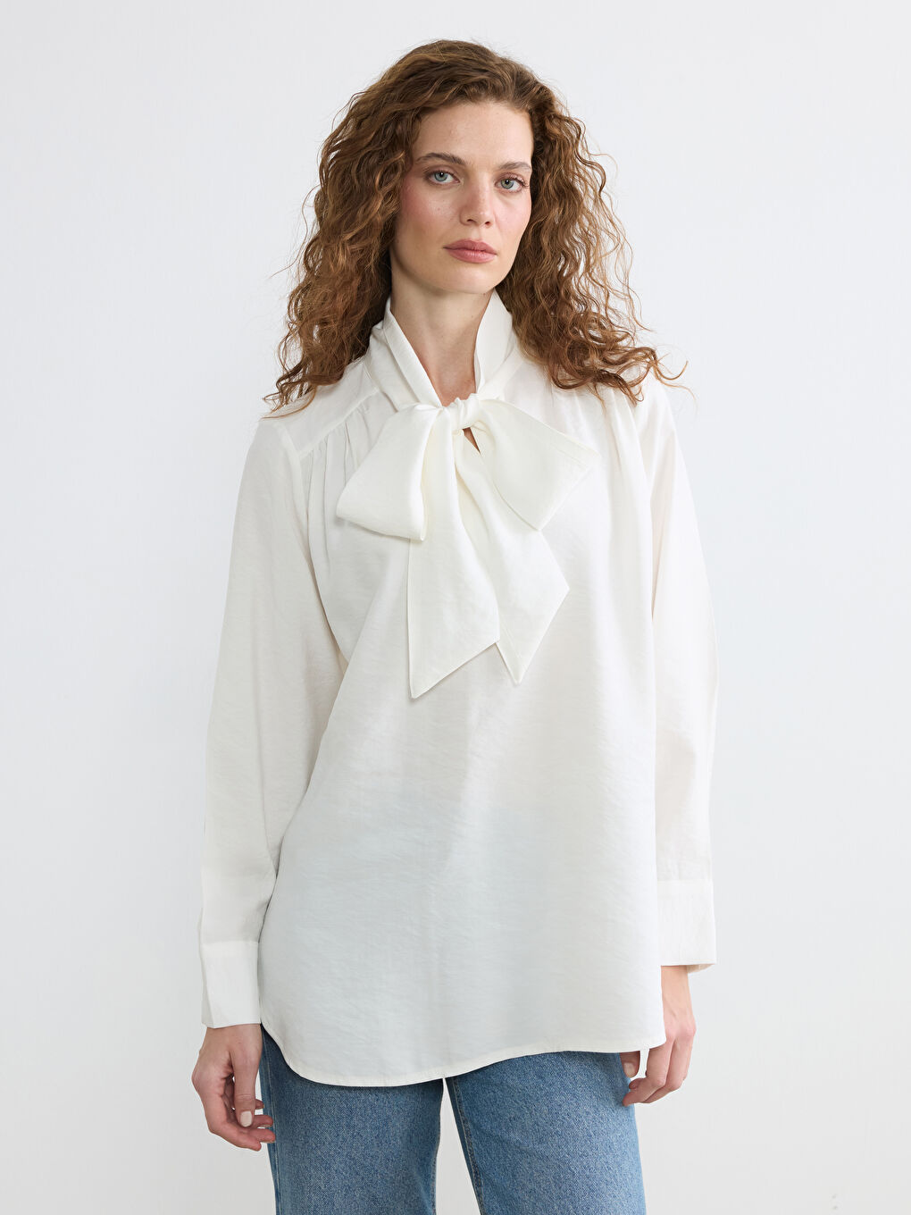 Beyaz Fular Yaka Büzgülü Oversize Bluz