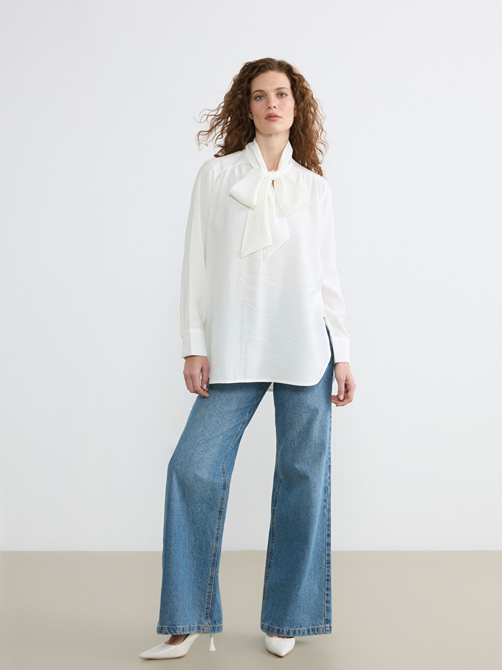 Beyaz Fular Yaka Büzgülü Oversize Bluz-1