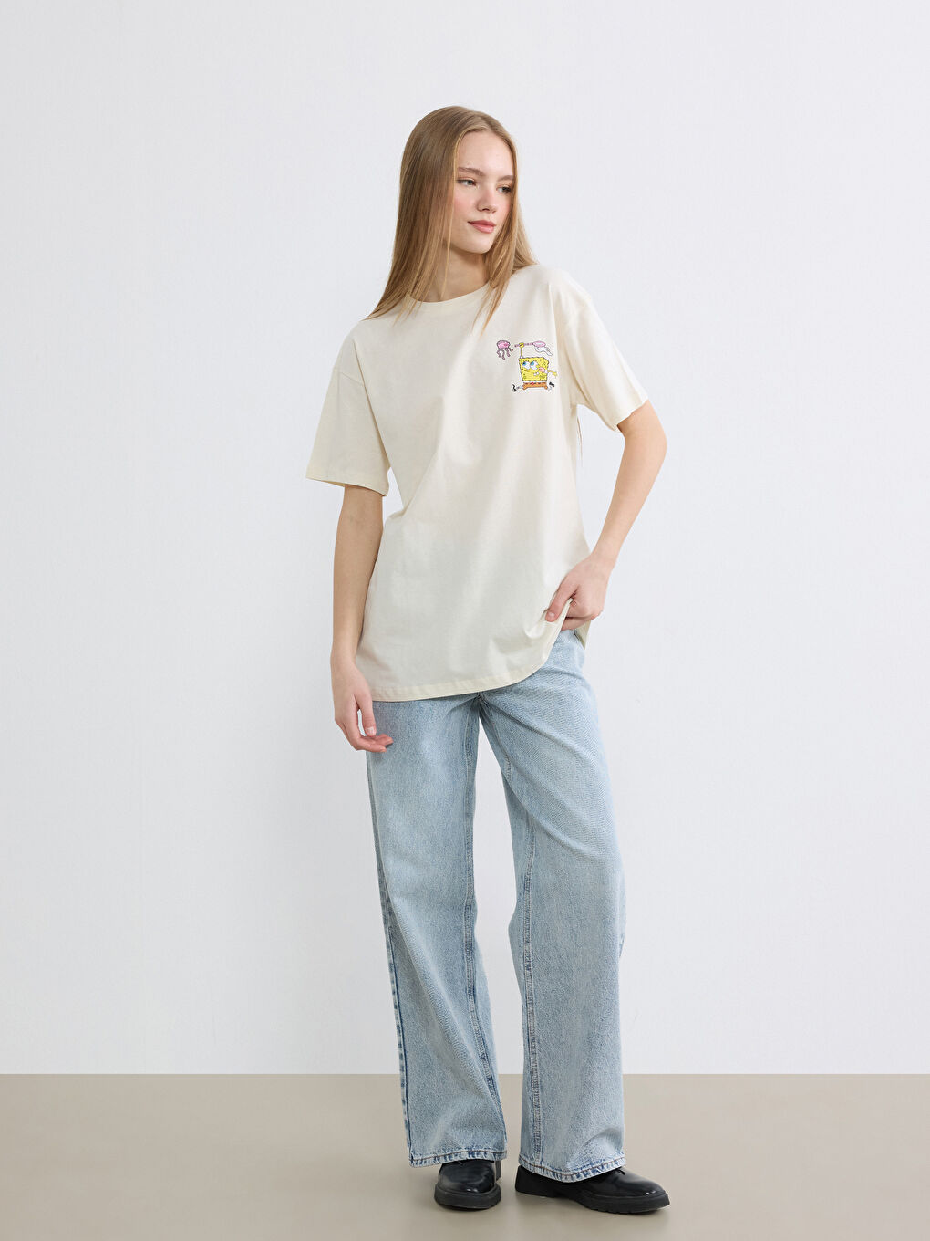 Bej Bisiklet Yaka Sünger Bob Baskılı Kadın Tişört-1