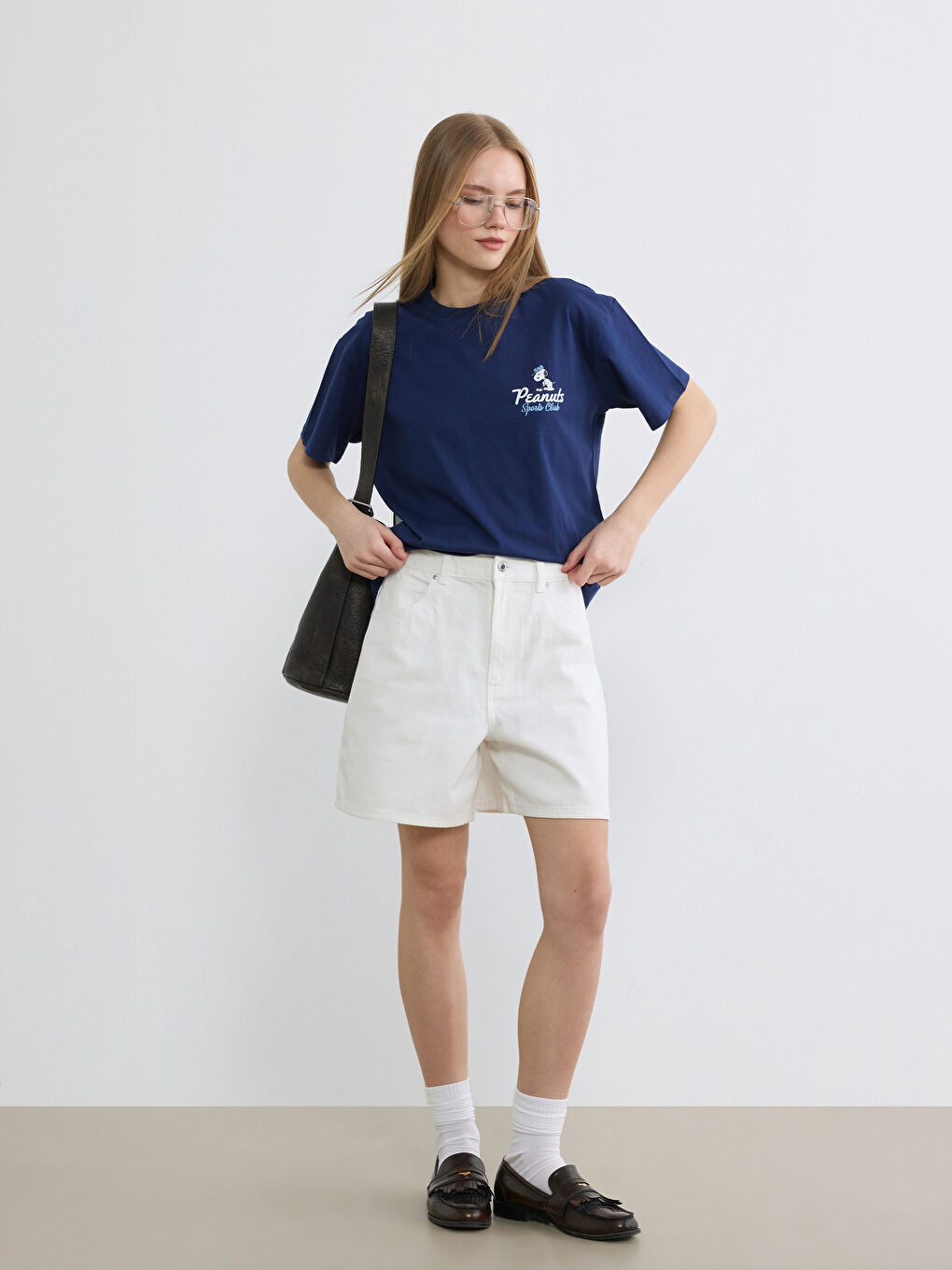 Lacivert Bisiklet Yaka Snoopy Baskılı Kadın Tişört-1