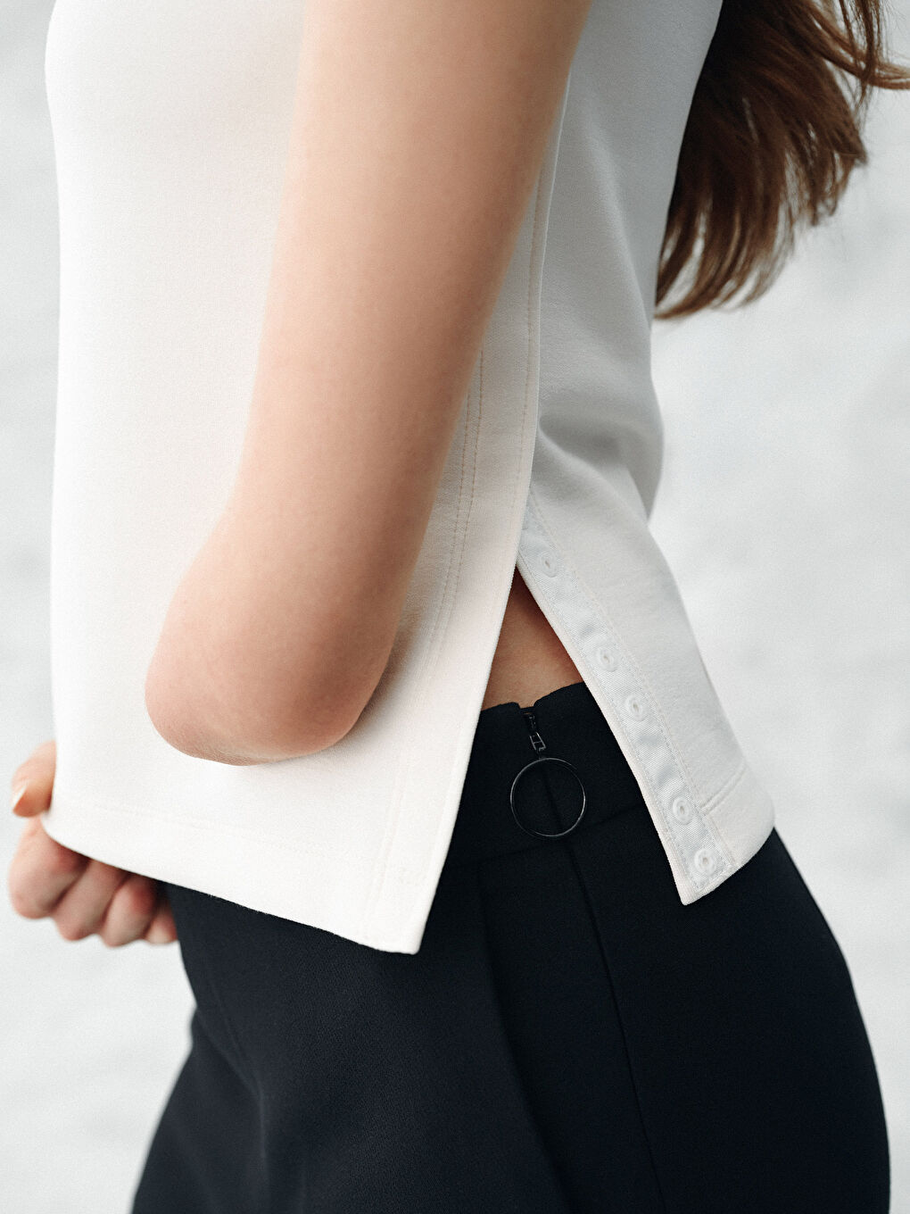 Ekru Kolay Giyilebilir Yandan ve Omuzdan Cırtlı Bluz-2