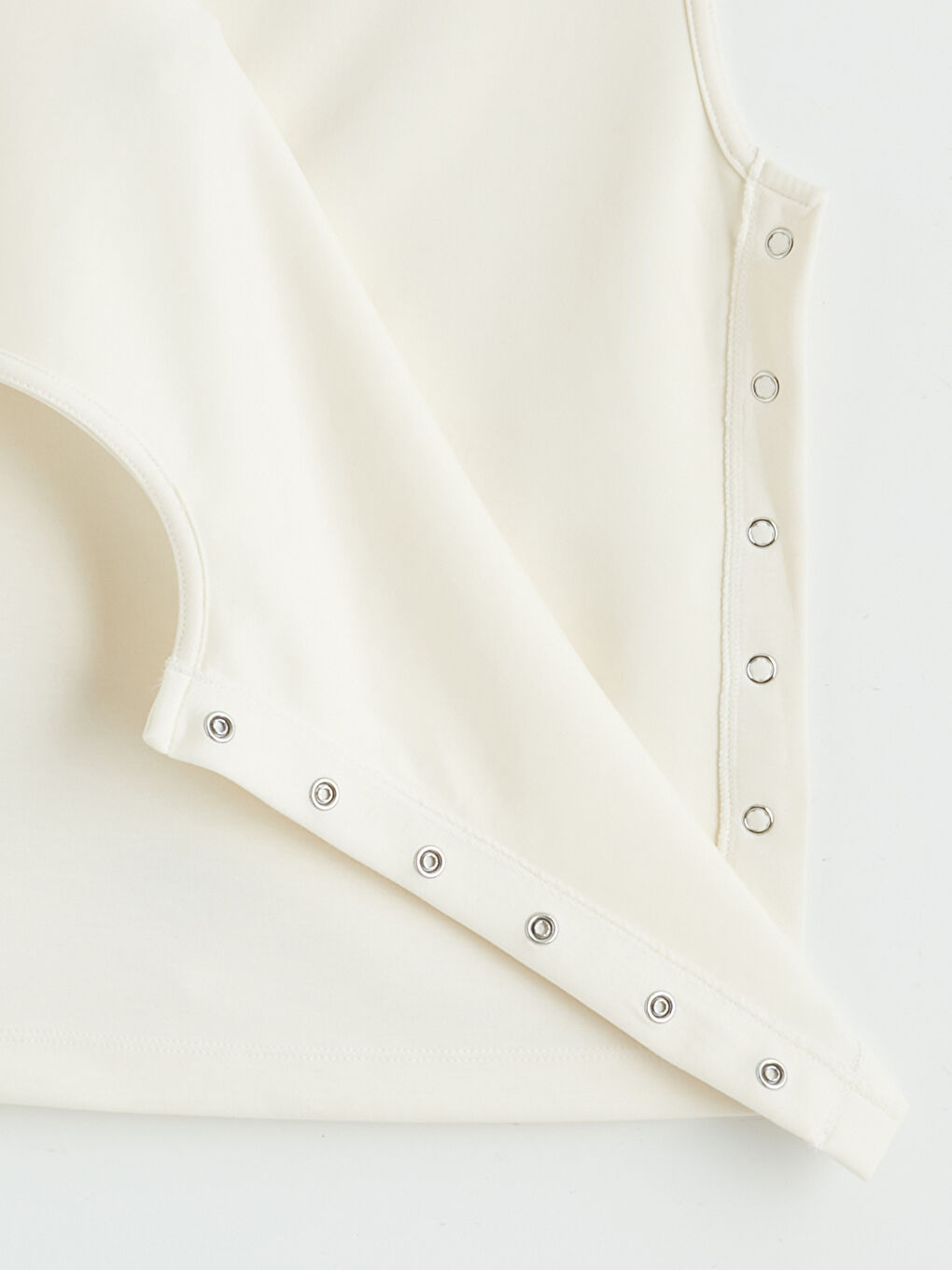 Ekru Kolay Giyilebilir Yandan ve Omuzdan Çıtçıtlı Bluz-5