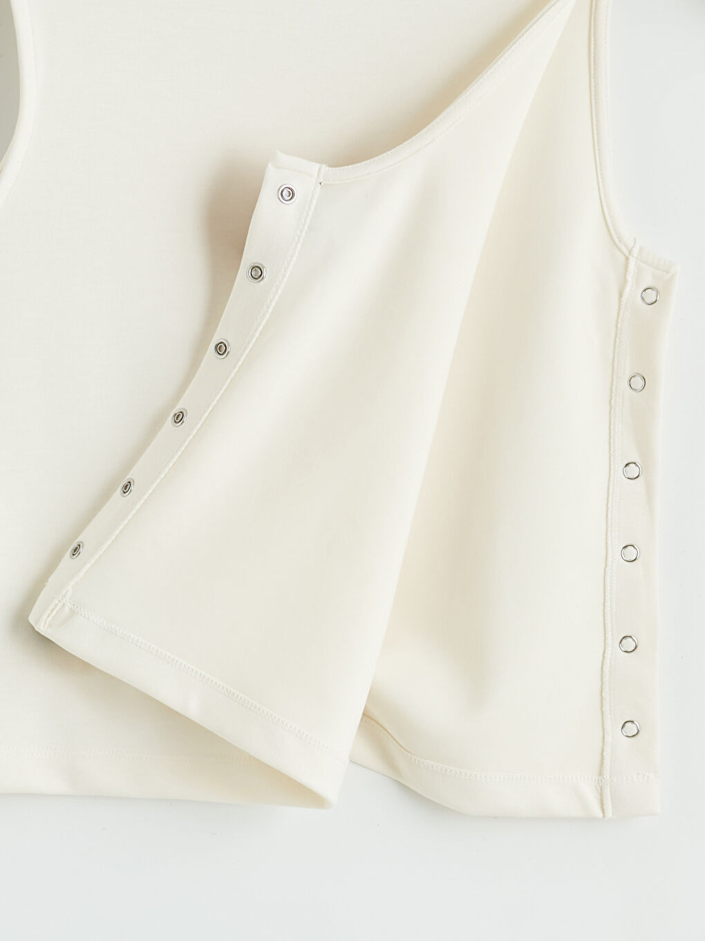 Ekru Kolay Giyilebilir Yandan ve Omuzdan Çıtçıtlı Bluz-6