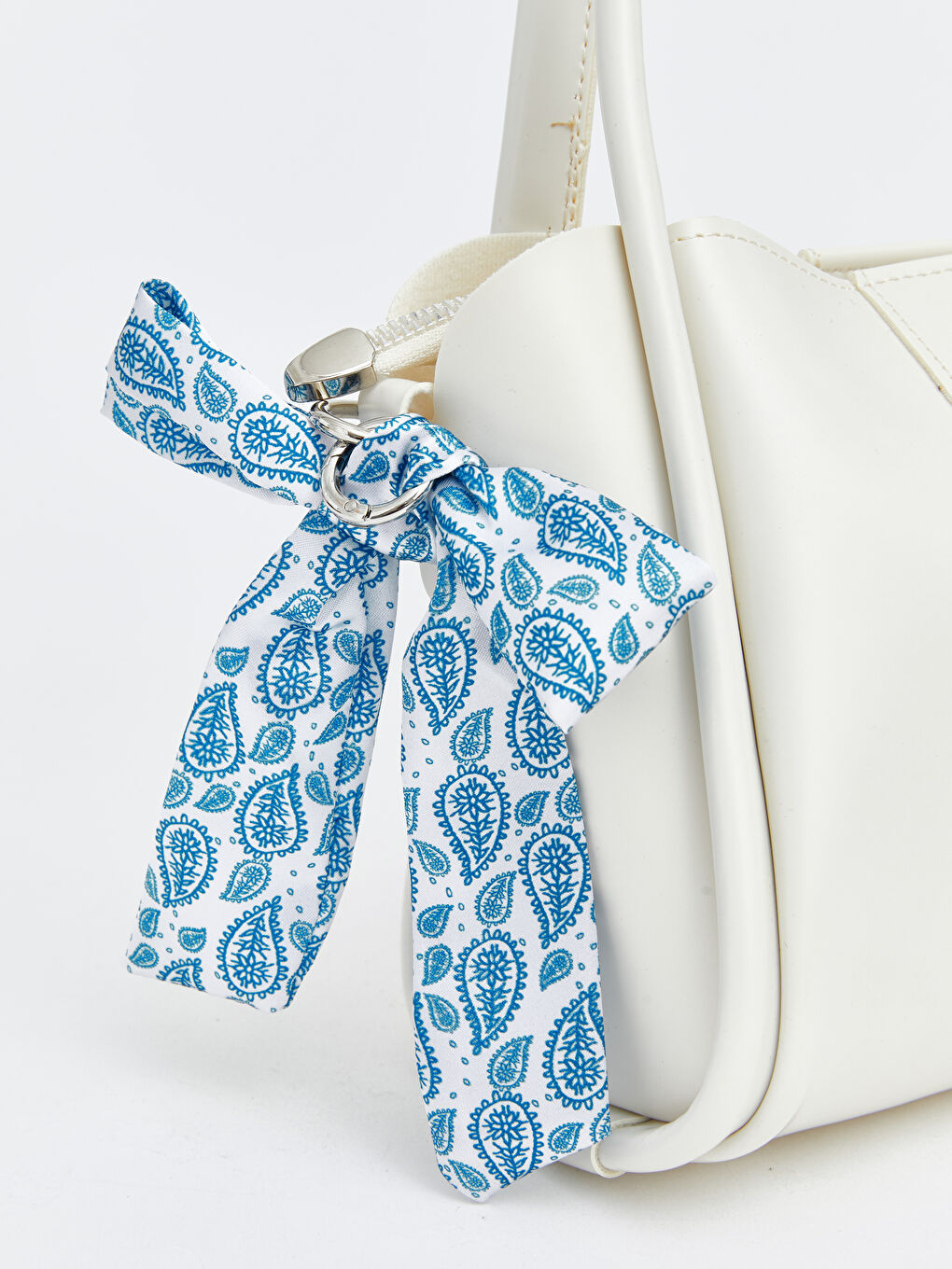 Bej Fular Aksesuarlı Deri Görünümlü Kadın Omuz Çantası	-3