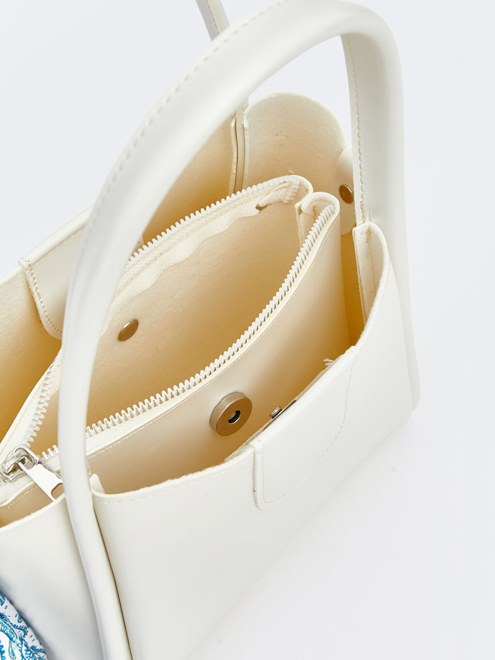 Bej Fular Aksesuarlı Deri Görünümlü Kadın Omuz Çantası	-5