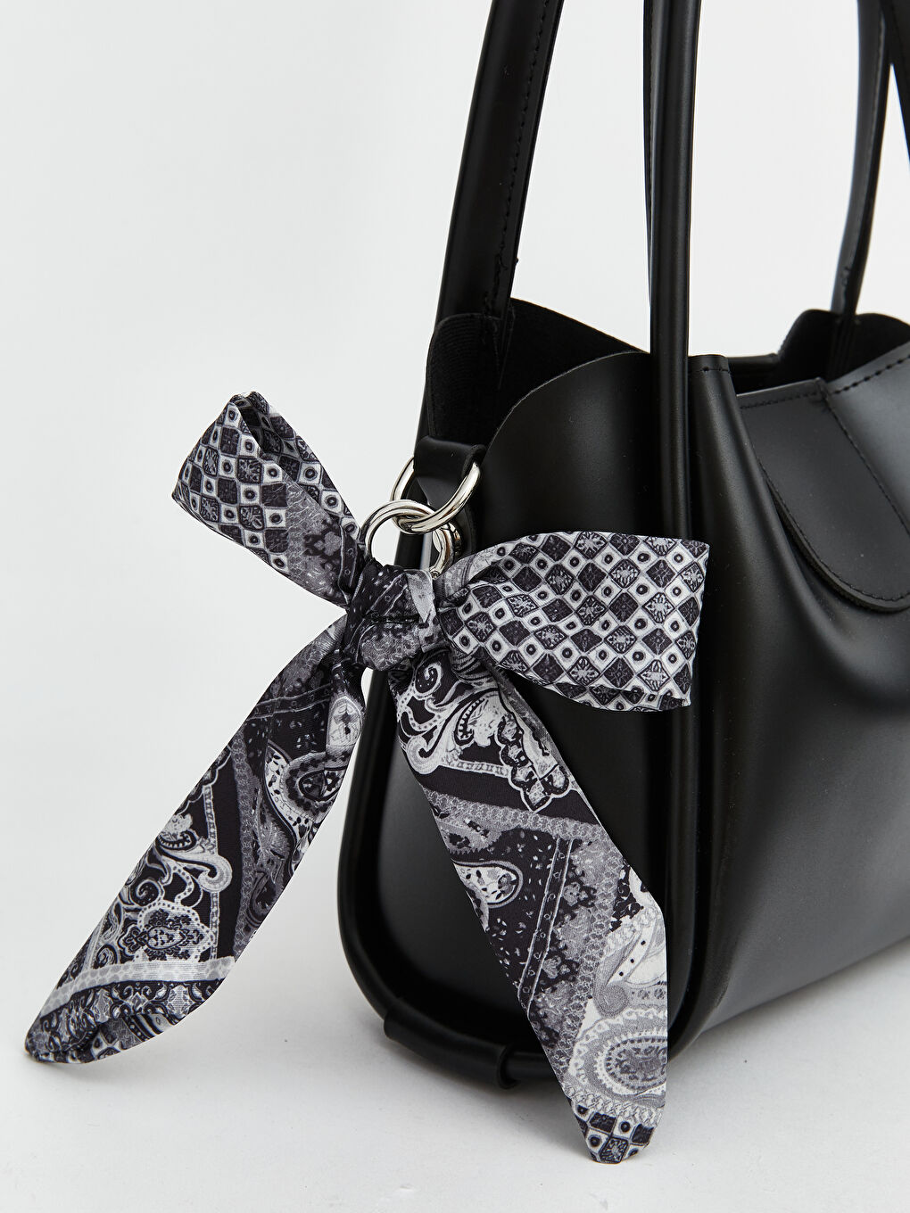 Siyah Fular Aksesuarlı Deri Görünümlü Kadın Omuz Çantası-2