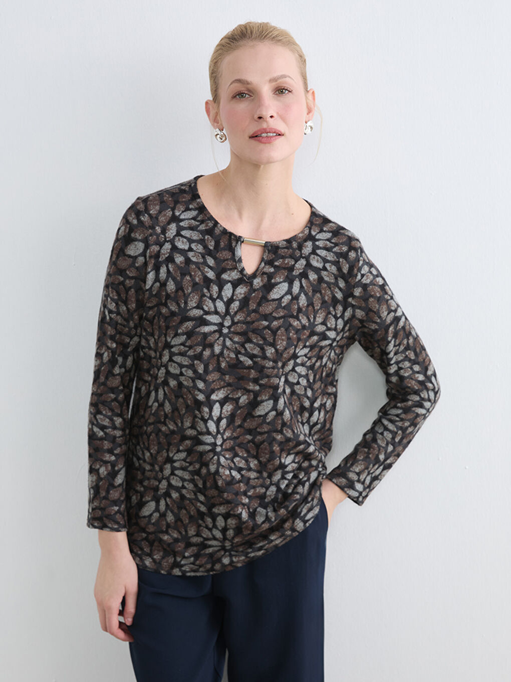 Bej Bisiklet Yaka Çiçekli Bluz