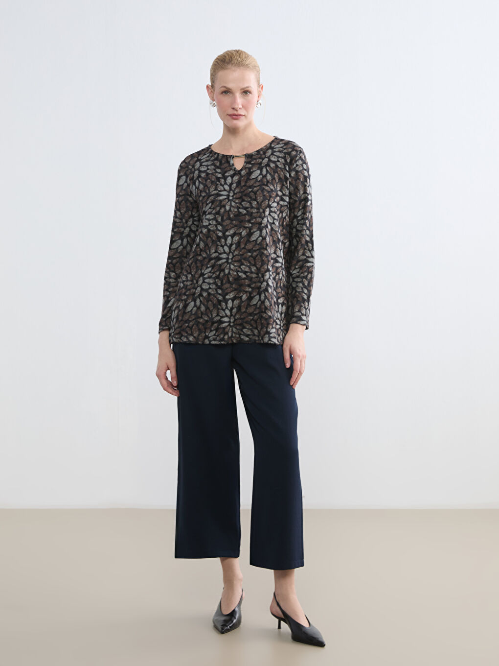 Bej Bisiklet Yaka Çiçekli Bluz-1