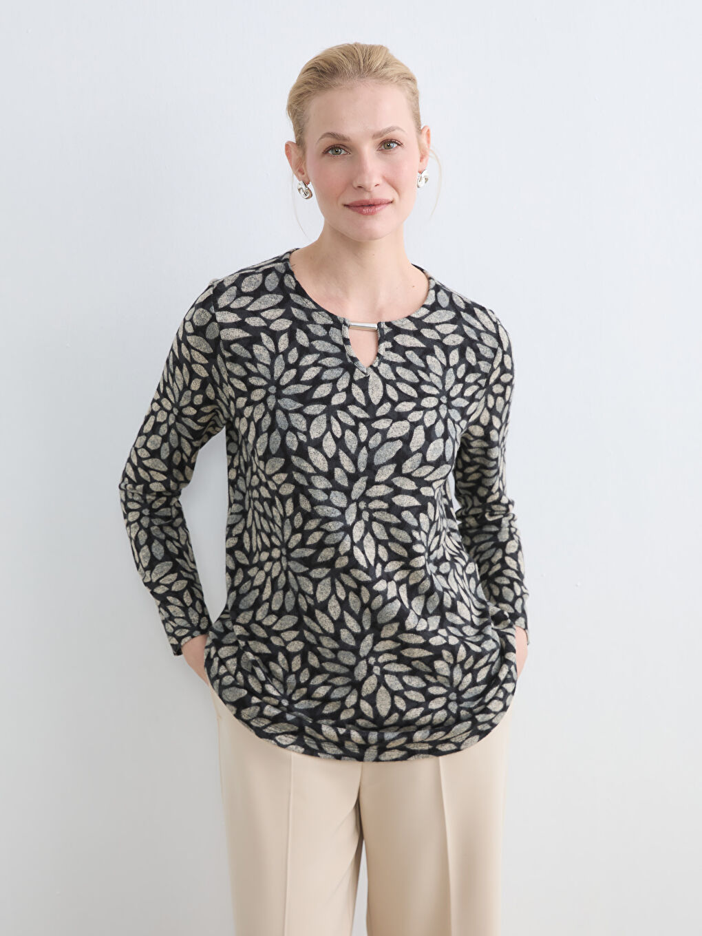 Floral blouse with a crew neck.