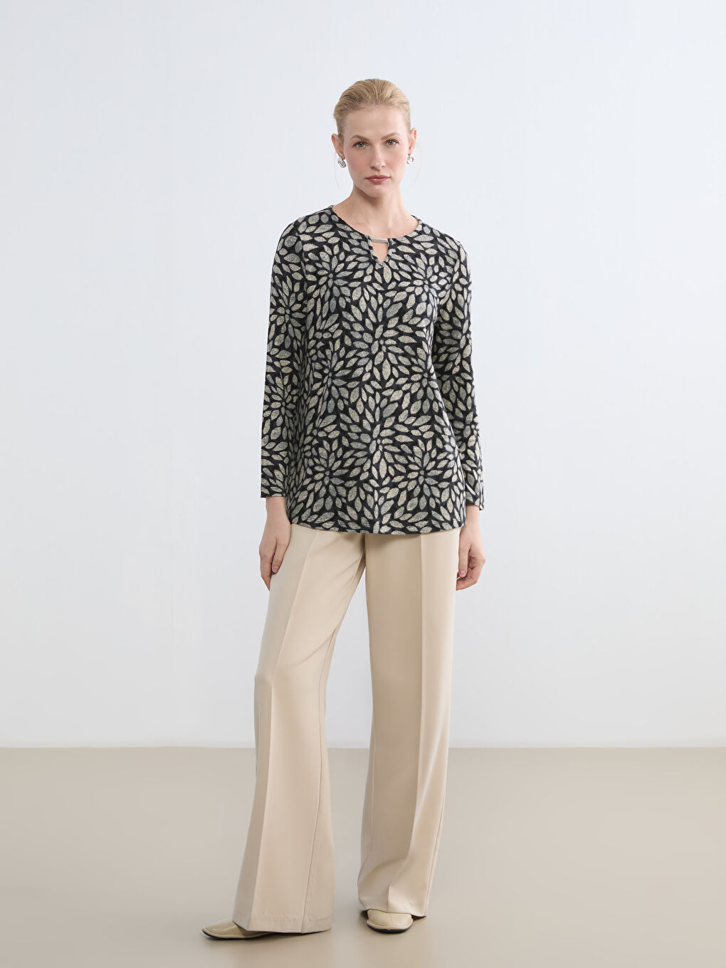 Floral blouse with a crew neck.-1