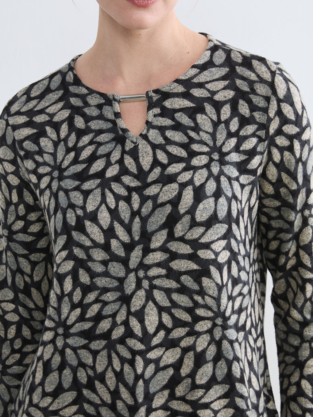 Floral blouse with a crew neck.-2