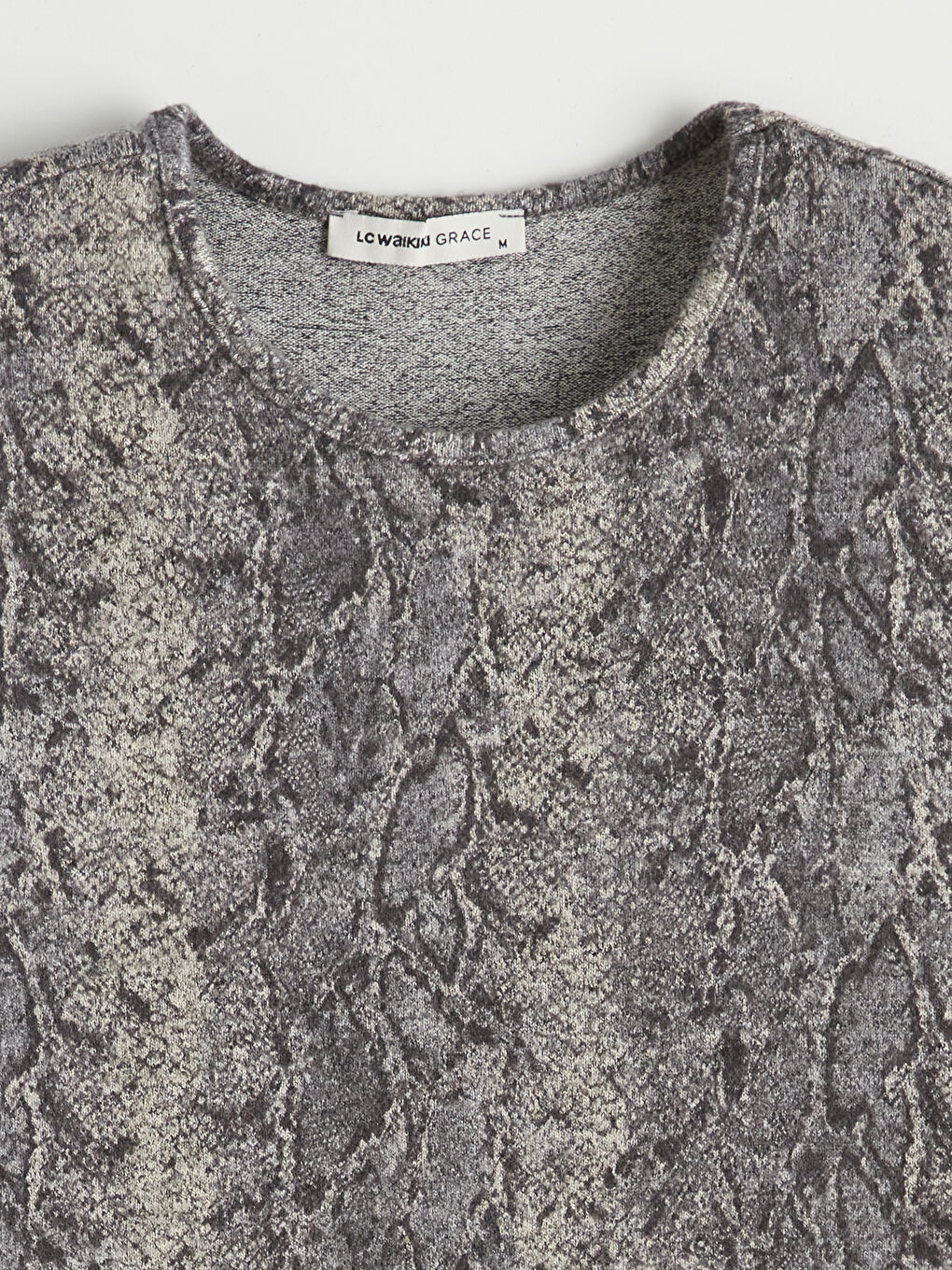 Gri Bisiklet Yaka Yılan Derisi Desenli Kadın Tişört-1