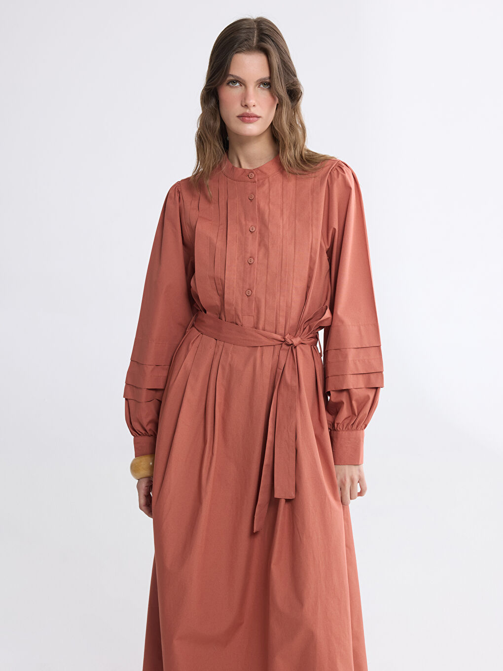 Kahverengi Hakim Yaka Kuşaklı Poplin Elbise-1