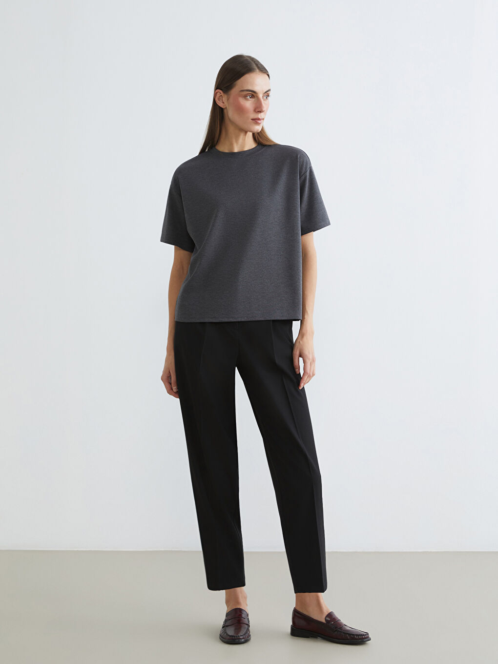 Antrasit Bisiklet Yaka Oversize Kadın Tişört-1