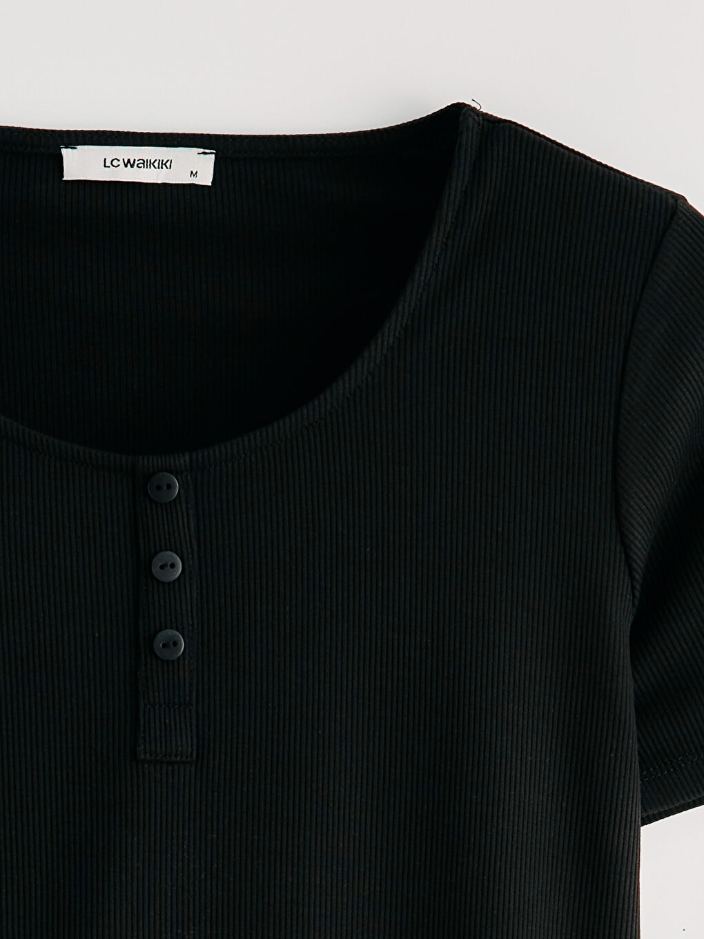 Siyah U Yaka Fitilli Kadın Tişört-1