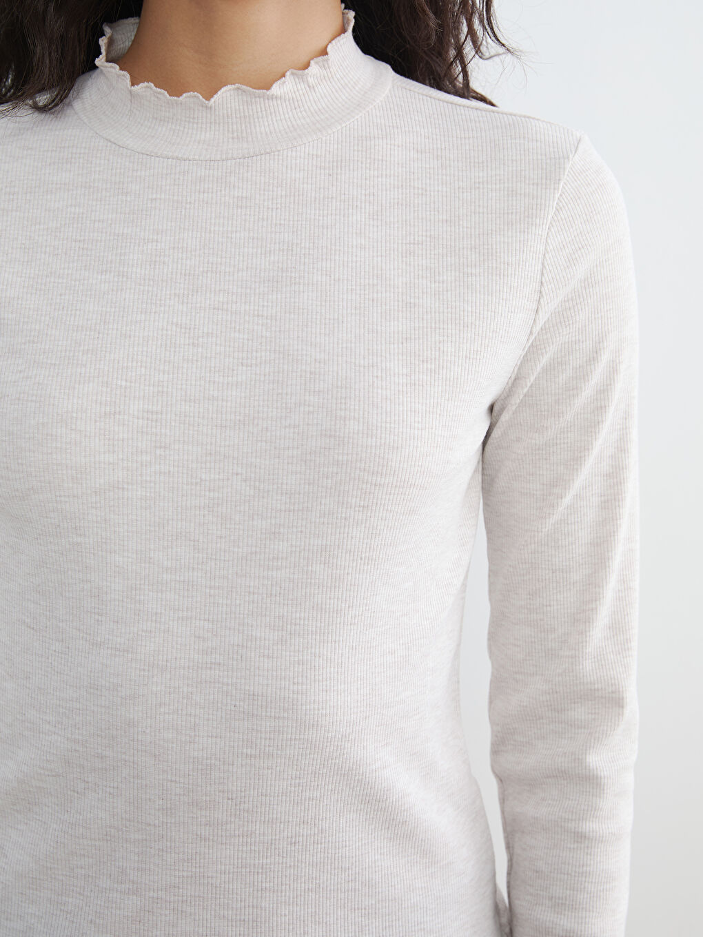 Bej Dik Yaka Fırfırlı Kadın Body-2