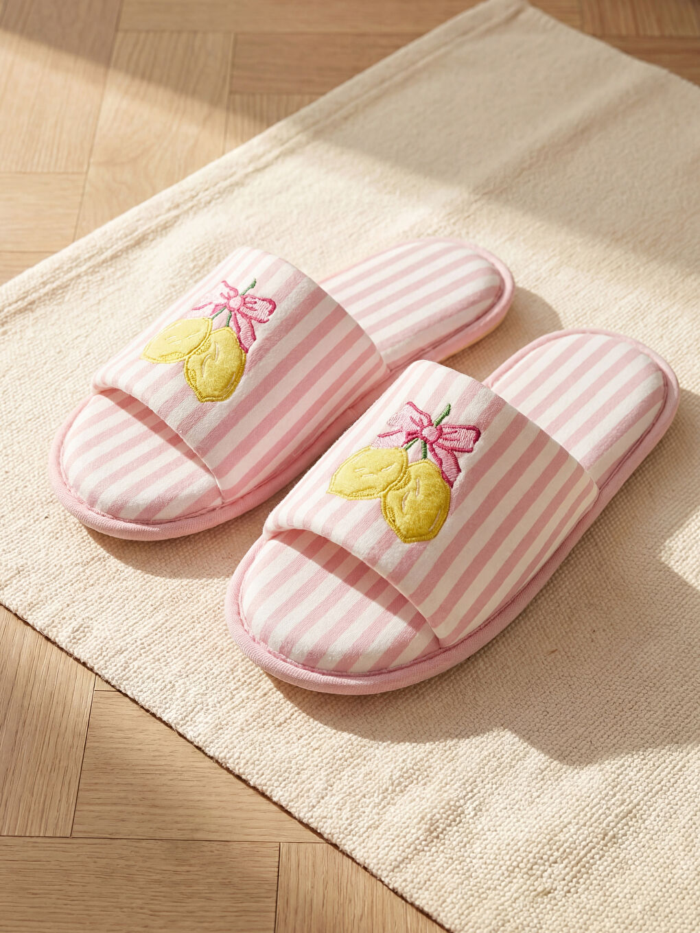 Pembe Limon Nakışlı Kadın Ev Terliği