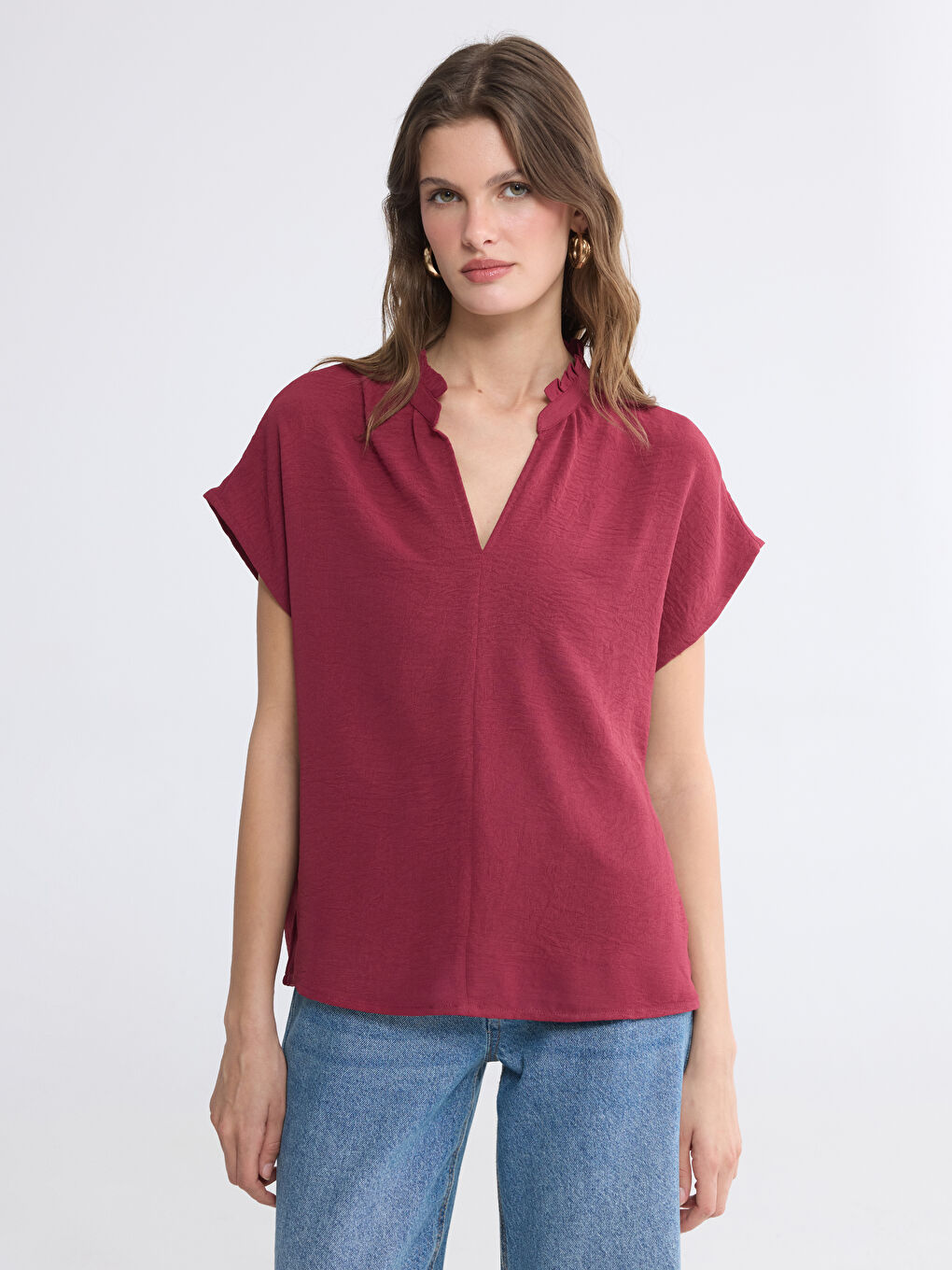 Блузка с оборками и V-образным вырезом