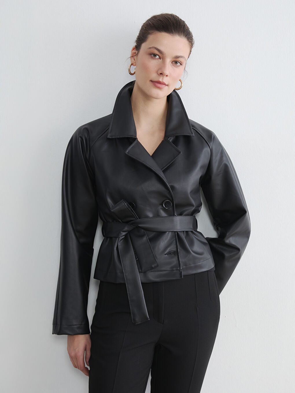 Siyah Gömlek Yaka Kadın Deri Görünümlü Ceket	