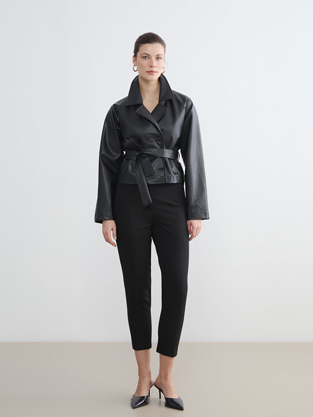 Siyah Gömlek Yaka Kadın Deri Görünümlü Ceket	-1