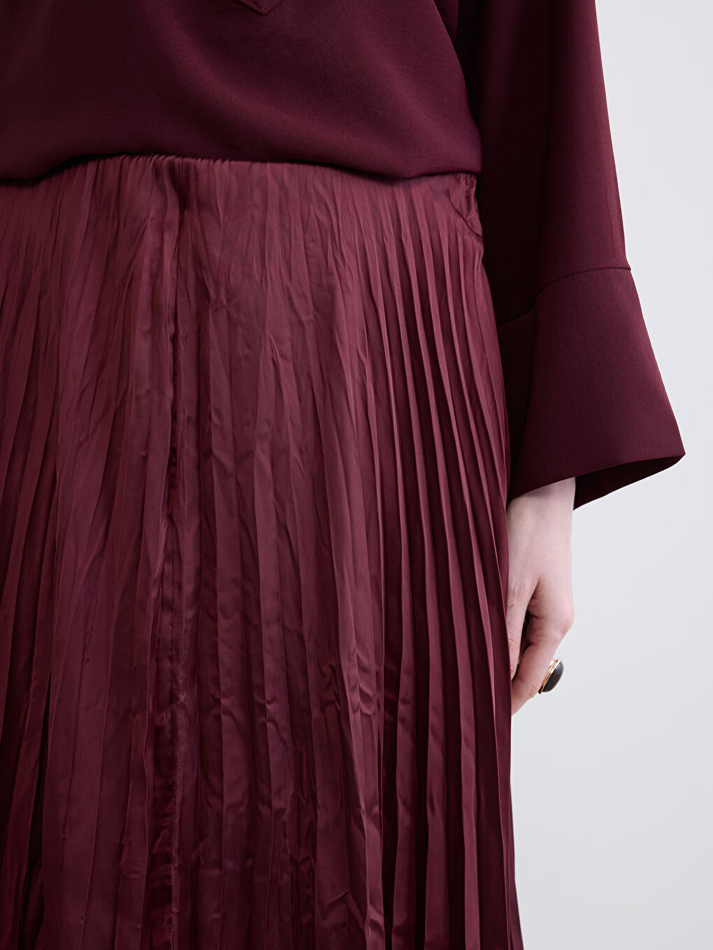 Bordo Beli Lastikli Pileli Saten Etek-2