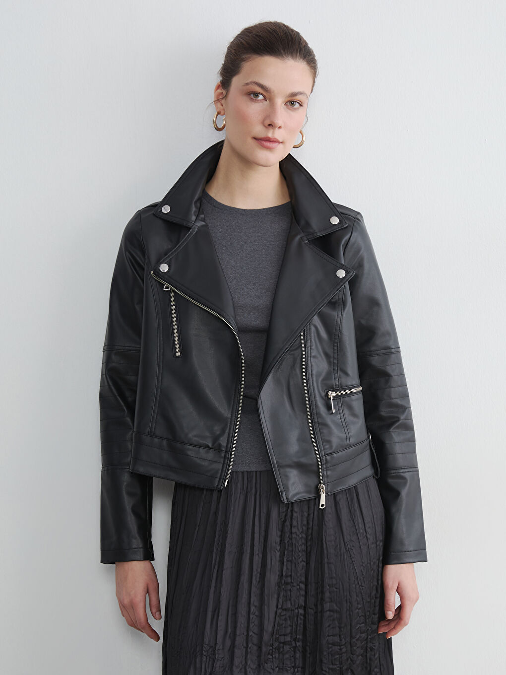 Siyah Kruvaze Yaka Kadın Deri Görünümlü Ceket