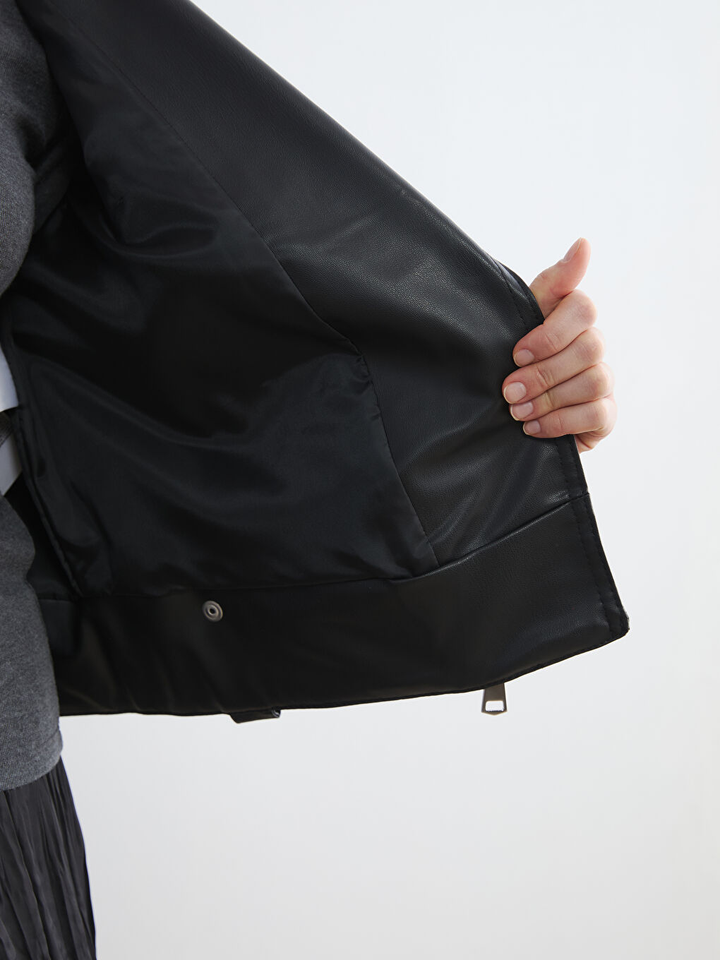 Siyah Kruvaze Yaka Kadın Deri Görünümlü Ceket-3