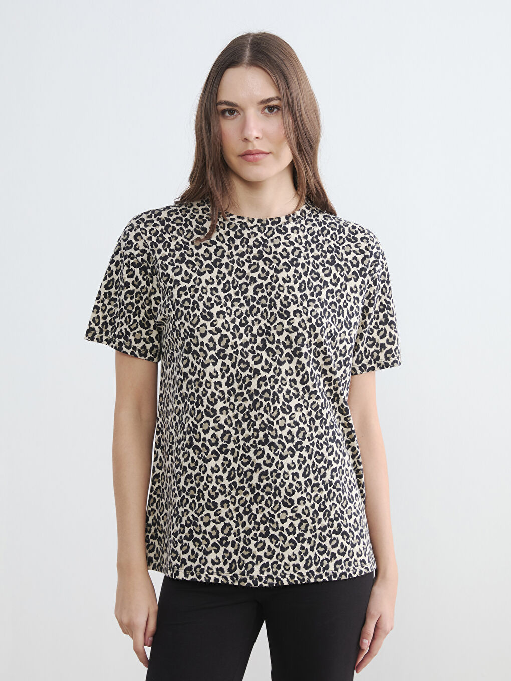 Kahverengi Bisiklet Yaka Leopar Desenli Kadın Tişört