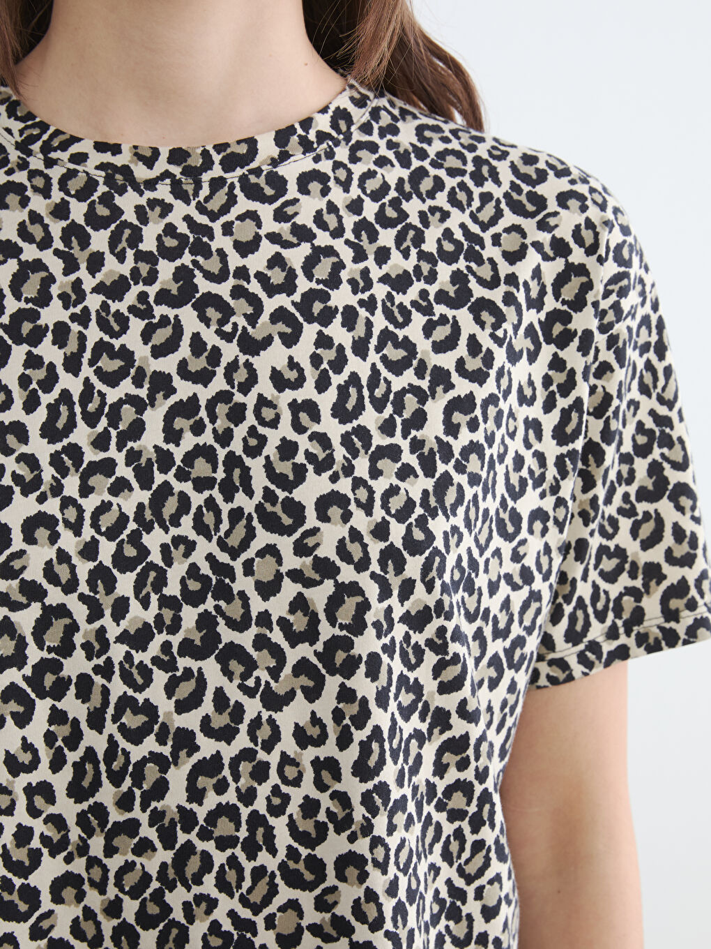 Kahverengi Bisiklet Yaka Leopar Desenli Kadın Tişört-2