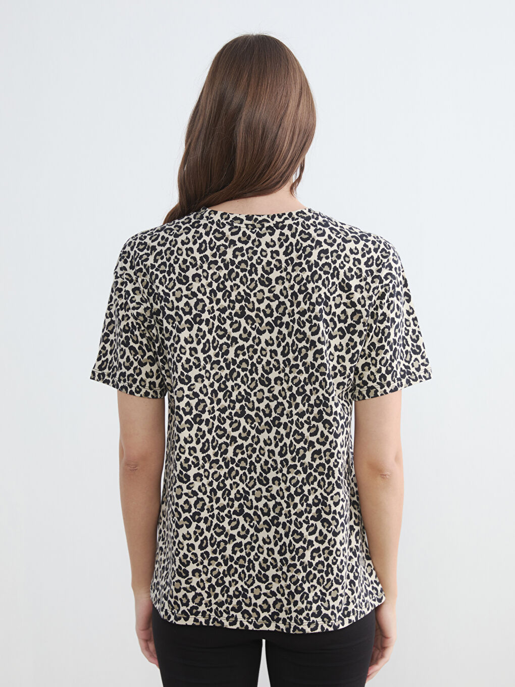 Kahverengi Bisiklet Yaka Leopar Desenli Kadın Tişört-3