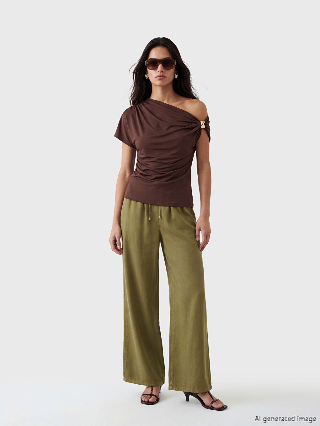 Женские джинсы с эластичным поясом и широкими штанинами