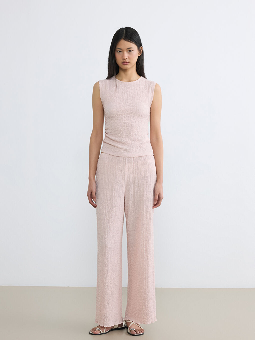 მრგვალი საყელო ტექსტურირებული ქალის უმკლავო მაისური-1