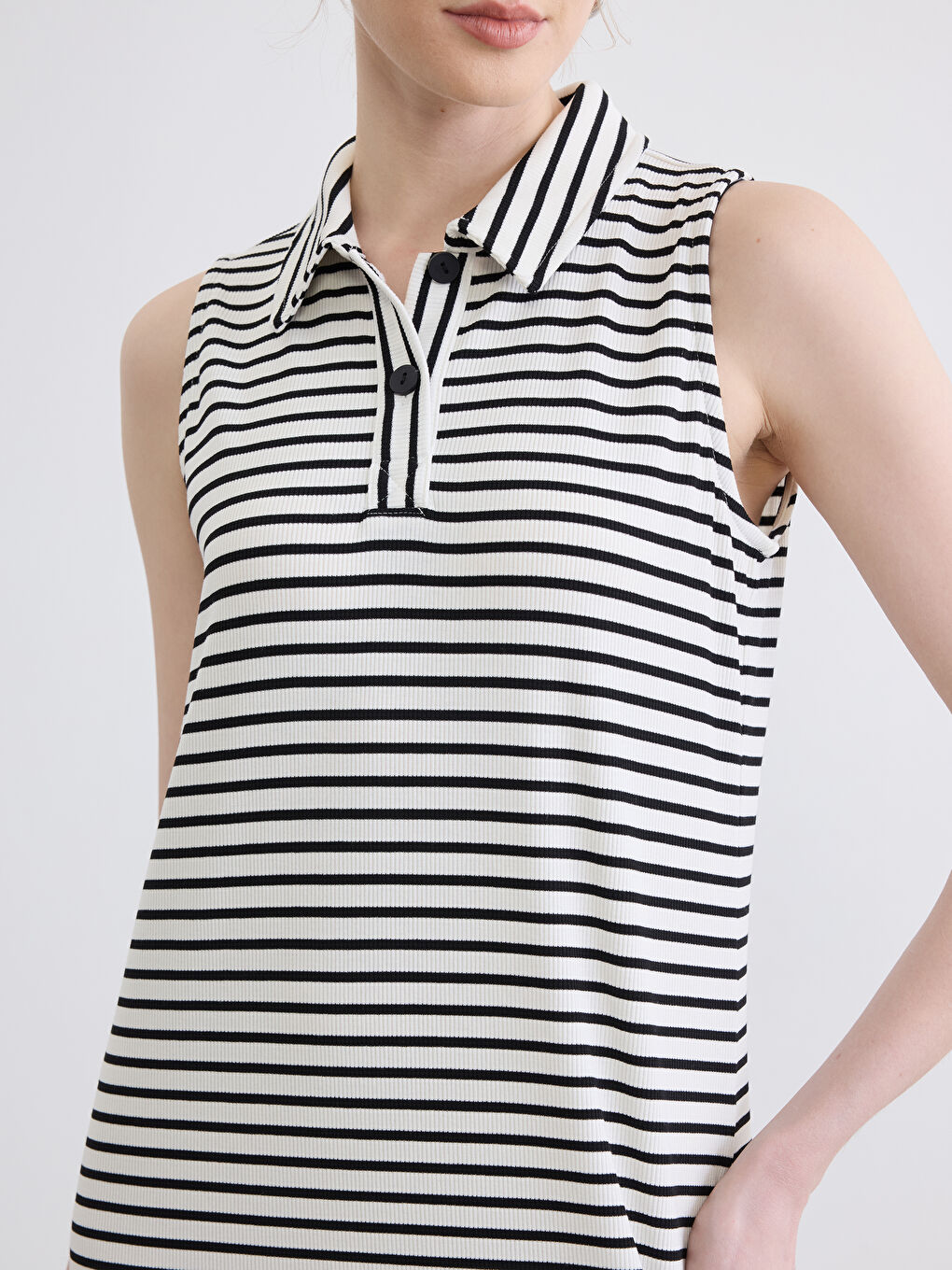 Siyah Polo Yaka Çizgili Yırtmaçlı Elbise-2