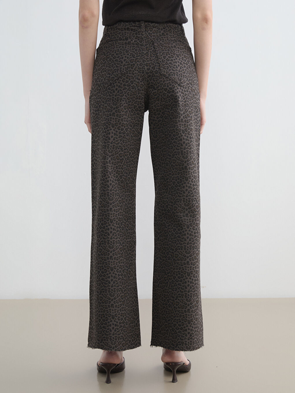 Kahverengi Wideleg Leopar Desenli Kadın Jean Pantolon-3